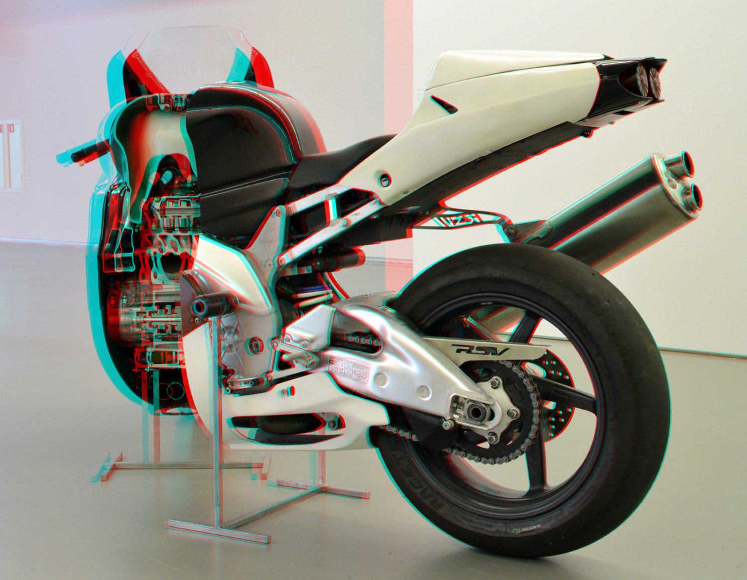 aprilia-split-in-half-3d-2